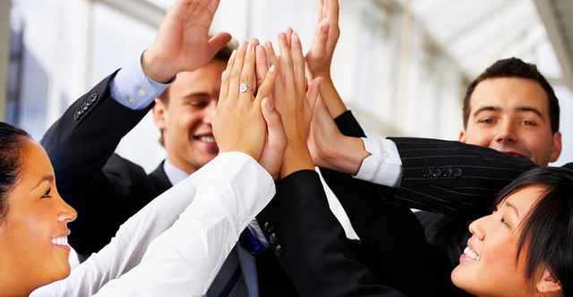 Giao tiếp nhiều hơn với mọi người xung quanh