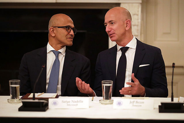 CEO của Microsoft và Amazon Satya Nadella và Jeff Bezos