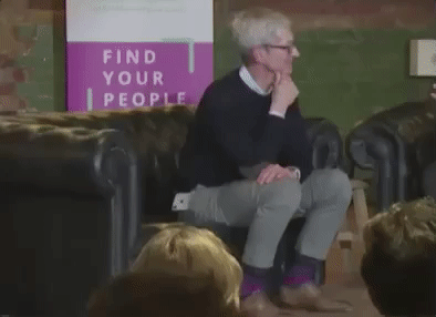 iPhone X trượt ra khỏi túi quần Tim Cook và rơi xuống ghế sô pha