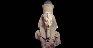 Đầu tượng thạch cao của vua Akhenaten được khai quật tại Ai Cập