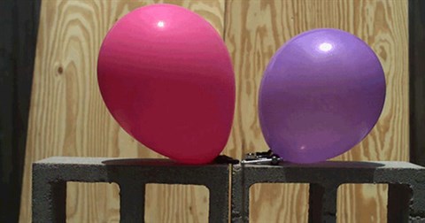 Mãn nhãn với cảnh viên đạn bị cắt đôi, bắn nổ hai quả bóng dưới tốc độ 28.500 khung hình/giây