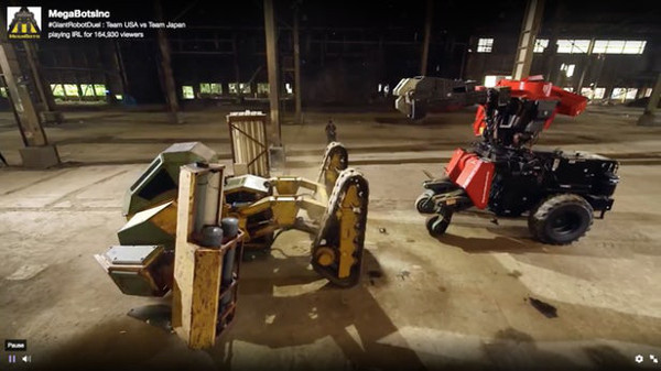 Trong ván đấu đầu tiên, robot Kuratas của Nhật nhanh chóng đánh bại Iron Glory của Mỹ 