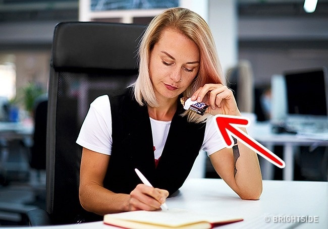 Nhận thấy ai đó căng thẳng, hãy tặng họ 1 chiếc kẹo