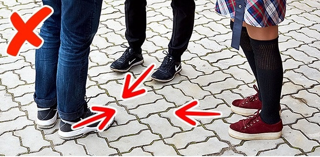 Nếu họ hướng chân về nơi khác có nghĩa họ muốn kết thúc câu chuyện với bạn