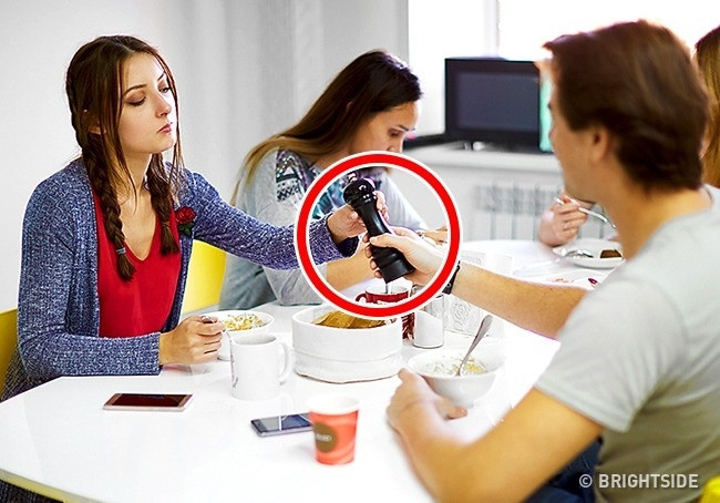 Khi cần bắt chuyện với 1 ai đó, hãy nhờ họ giúp đỡ