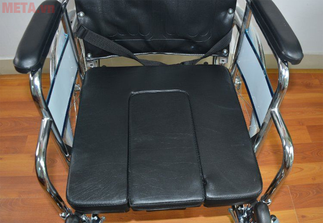 Vị trí để bô của xe lăn tay có bô vệ sinh ở ngay dưới nệm ngồi