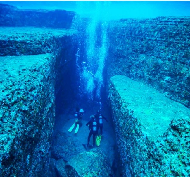 Kim tự tháp dưới biển Yonaguni