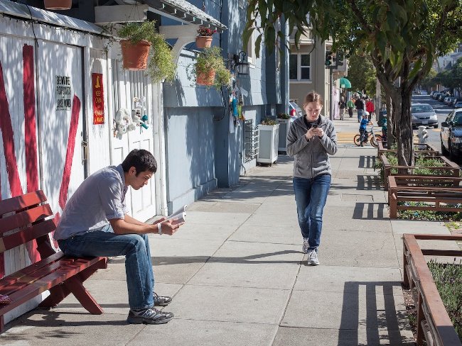 Bộ não của chúng ta không thể xử lý đồng thời hai việc cùng một lúc - tránh dùng điện thoại khi đi đường.