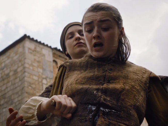 Nếu bạn bị đâm hay vô tình đâm phải một vật sắc nhọn, hãy giữ vật đó cố định.