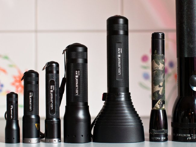 Một chiếc đèn pin chiếu sáng có thể là vũ khí lợi hại nhất để chống lại kẻ tấn công.