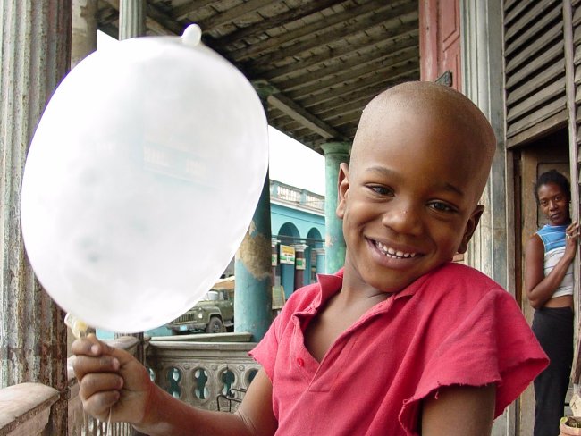 Sử dụng bao cao su để dự trữ nước tạm thời.