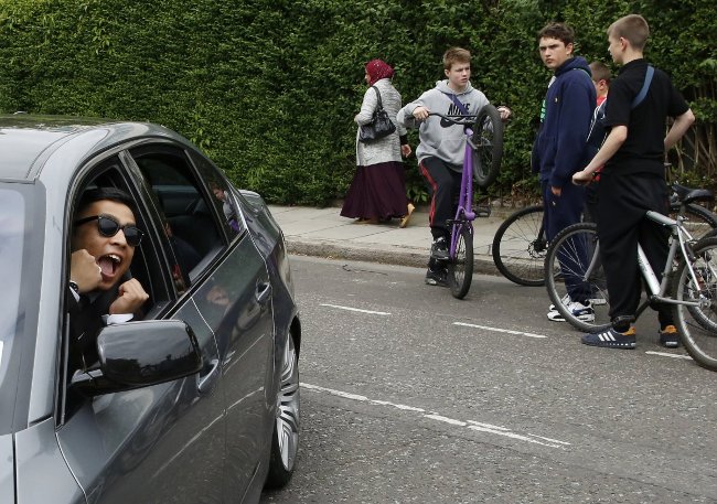 Loại bỏ các điểm mù của xe bằng cách chỉnh gương chiếu hậu sao cho đúng.