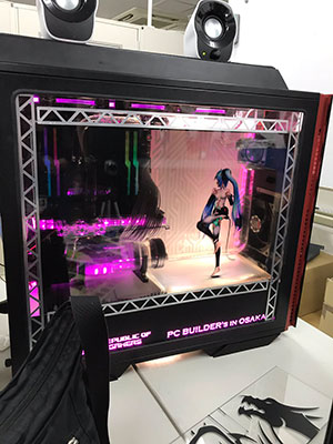 PC mod với hình ảnh Hatsune Miku đang nhảy múa trong máy tính như thật