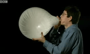 Quả bóng nổ theo cách tự nhiên do được thổi quá căng