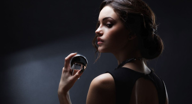 Xịt nước hoa lên lưng