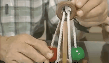 Cái vòng quá bé vừa đủ để không thể lọt qua khung gỗ