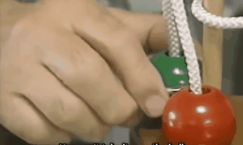 Cái vòng quá bé vừa đủ để không thể lọt qua quả bóng