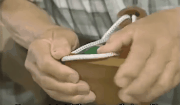 Sợi dây không đủ dài để vượt qua khung gỗ