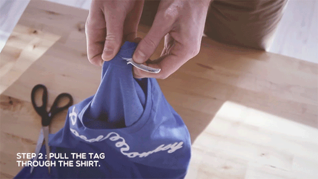 Lấy tay  giật mạnh mác ra khỏi áo 