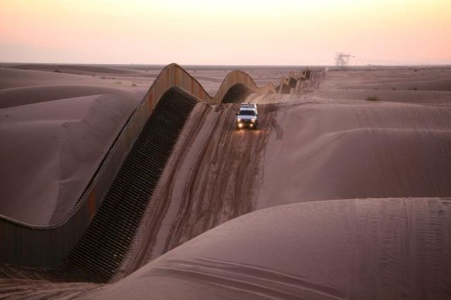 Biên giới Mỹ và Mexico qua địa điểm đụn cát Algodones
