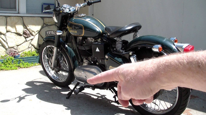 Chân chống xe nằm ở bên trái 