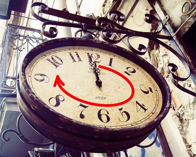 Tại sao kim đồng hồ chạy theo chiều từ trái sang phải?