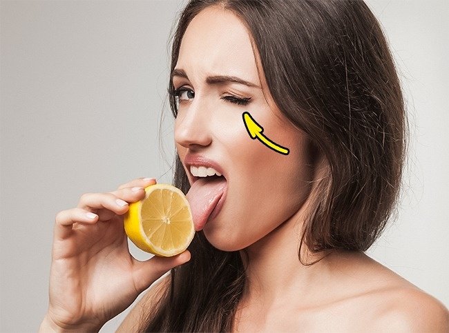 Tại sao chúng ta thường nhắm mắt khi ăn chanh?