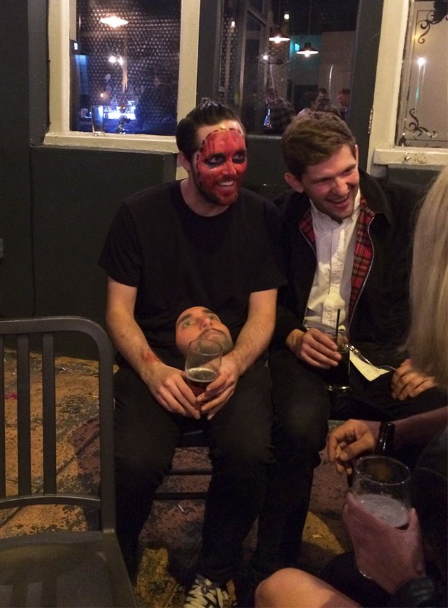 Vẽ hình Halloween 3D lên thẳng mặt!