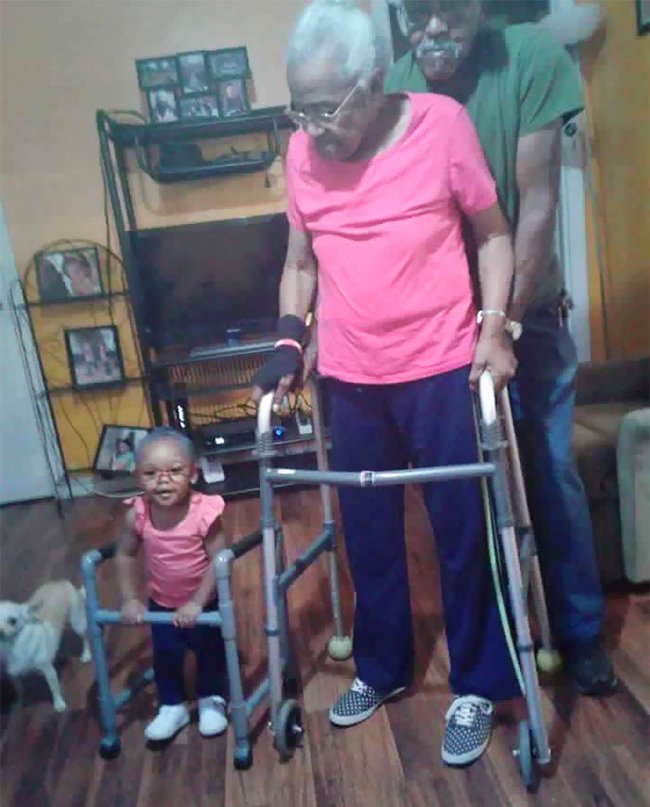 Bà nào cháu nấy đây mà