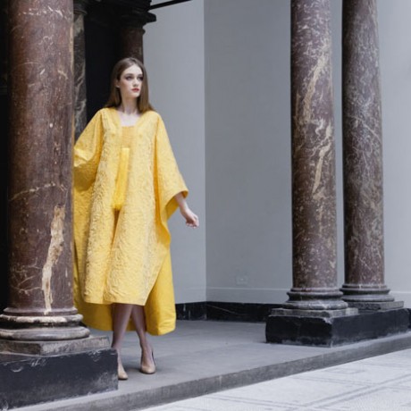 Chiếc khăn choàng thêu kim tuyến màu vàng