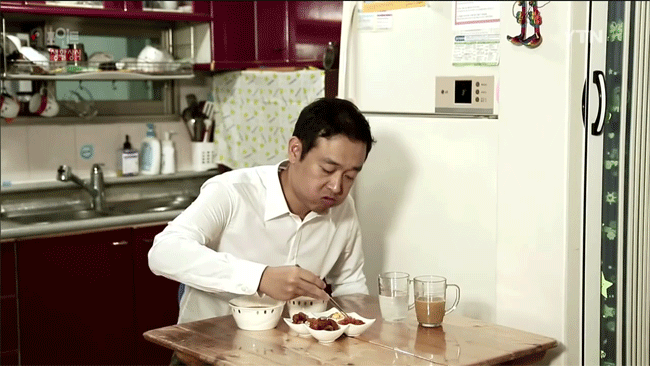 Cách tẩy vết bẩn trên áo trắng bằng hành tây