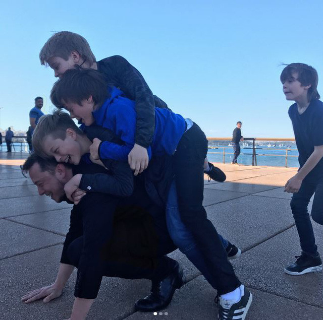 Ông có thể vừa chơi với con vừa check mail 