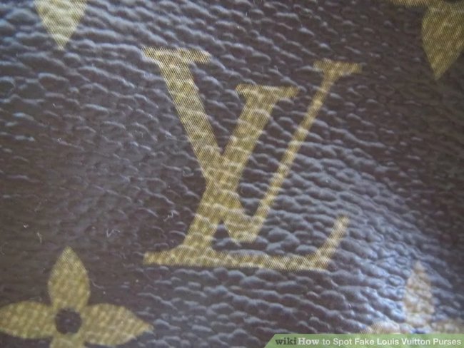 Nếu định mua một chiếc túi có chữ lồng tên thương hiệu, bạn cần đảm bảo các chữ phải được in rõ ràng bằng chữ vàng với các đường màu nâu trên chữ LV.