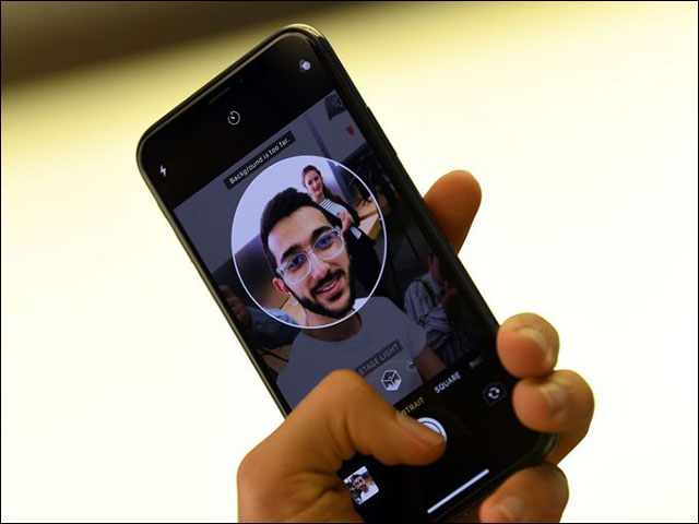 Mazen Kourouche là người đầu tiên cầm trong tay chiếc iPhone X 