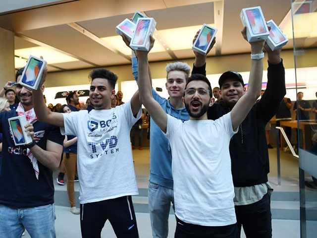Những người đầu tiên mua được iPhone X ở Sydney chụp ảnh trước cửa hàng 