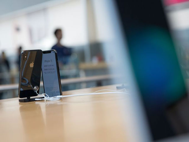 Chiếc iPhone X trưng bày tại Apple Store ở Tokyo, Nhật Bản với hơn 2.000 người xếp hàng chờ đợi