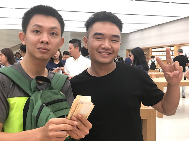 Hai chàng trai đến từ Việt Nam mua iPhone X ở Singapore để bán lại