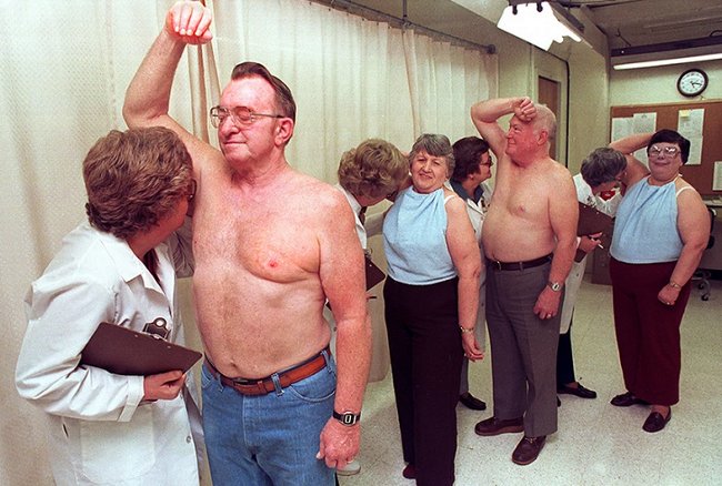 Nhân viên kiểm tra "mùi cơ thể"