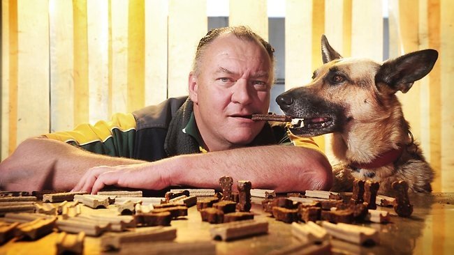 Nhân viên thử thức ăn vật nuôi