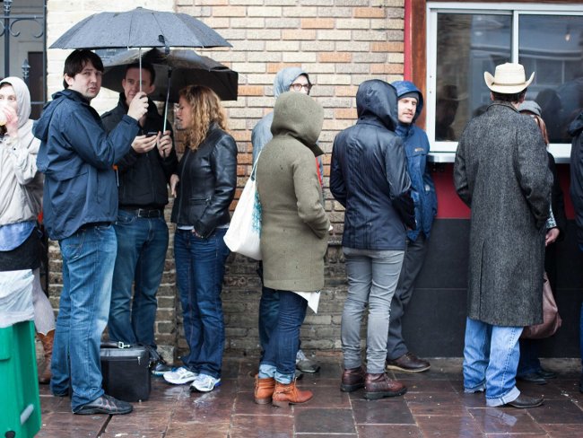 Nhân viên xếp hàng thuê