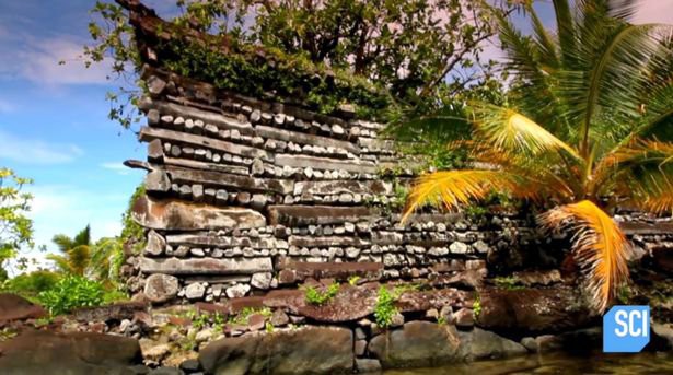 Các bức tường được xây dựng bằng cách xếp chồng các tảng đá lên nhau 