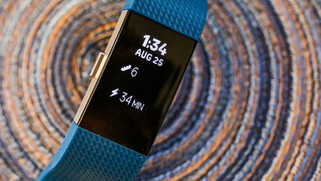 Vòng tay sức khỏe Fitbit Charge 2 có màn hình lớn.