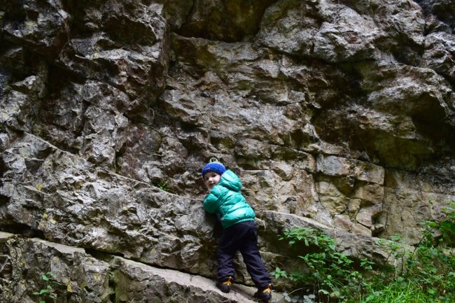 Nói “hãy cẩn thận” với trẻ đã trở thành một thói quen