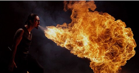 Tròn mắt với video phun lửa theo hiệu ứng đạn bay quay bằng 48 máy DSLR