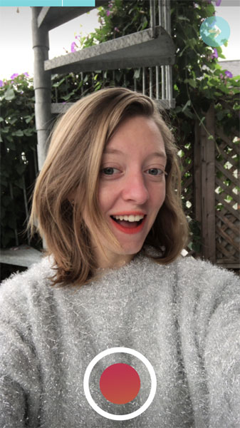 Nhấn nút màu hồng để bắt đầu hát nhép