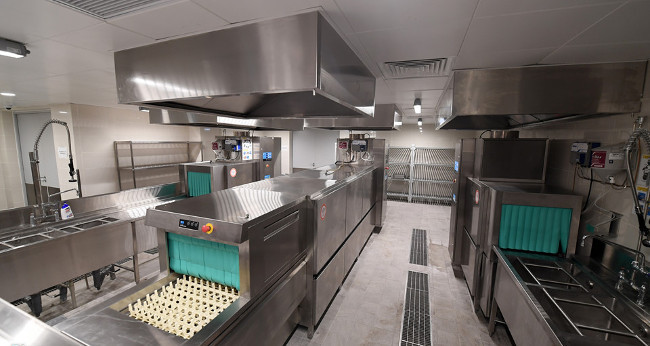 Khu vực bếp nằm ở tầng hầm của khách sạn 