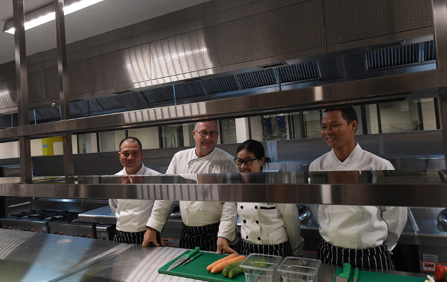 Đầu bếp giỏi nhất trong hệ thống Marriott cả miền Bắc, miền Nam và các đầu bếp địa phương được tuyển chọn để chuẩn bị các món ăn phục vụ lãnh đạo các nền kinh tế 