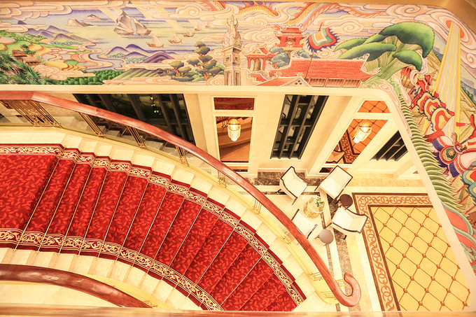 Những bức tranh về quê hương đất nước Việt Nam được vẽ lên các bức tường dọc cầu thang 