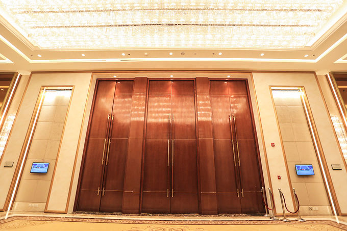 Cánh cửa tiền sảnh cao 6m, nặng hàng trăm kg  