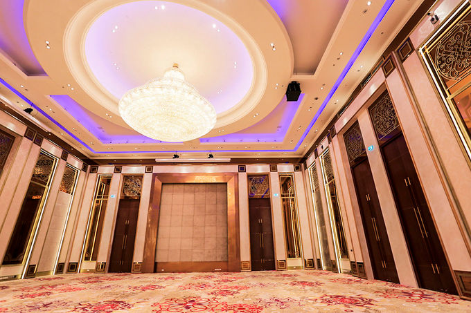 Căn phòng lớn nơi diễn ra yến tiệc có tổng diện tích 1,267m2, chiều cao trần là 12,75m 